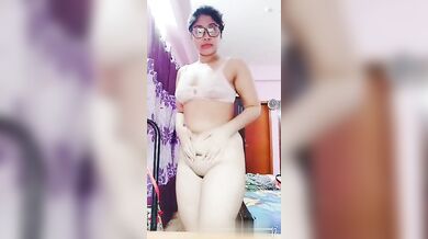 बड़े चूतड़ों पर तेज तर्रार चांटे जड़ती क्यूटी