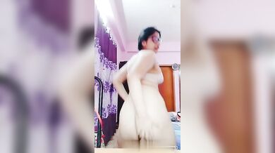 बड़े चूतड़ों पर तेज तर्रार चांटे जड़ती क्यूटी