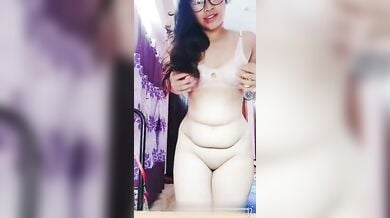 बड़े चूतड़ों पर तेज तर्रार चांटे जड़ती क्यूटी