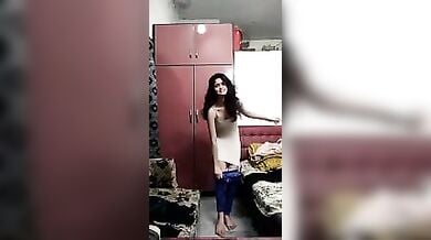 सेक्सी अंदाज में एक एक कपड़े उतारकर नंगी होती हॉट फिगर कॉलेज गर्ल