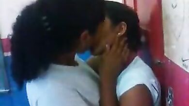 क्लास में लड़कियों का लेस्बियन रोमांस