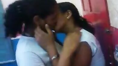 क्लास में लड़कियों का लेस्बियन रोमांस