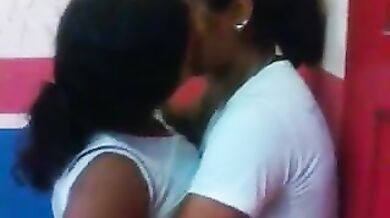 क्लास में लड़कियों का लेस्बियन रोमांस