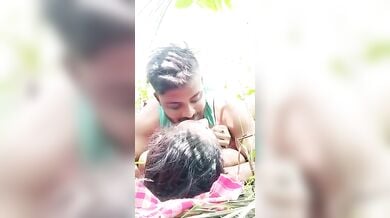 लफंगे ने छुईमुई बंगाली भाभी को पटाकर झाड़ियों में चोदा