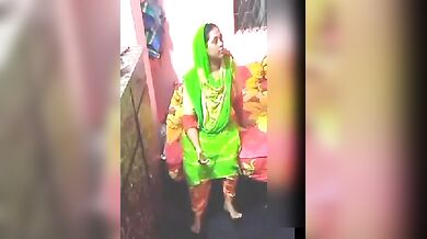 रुखसाना खालाजान की टाँगे उठाकर फैज़ल ने की चुदाई