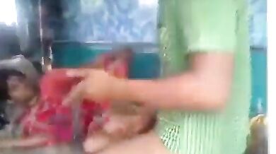 ड्रायवर ने रंडी को ट्रक में चोदा