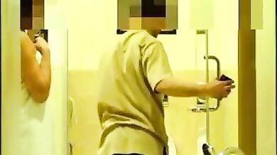 प्लंबर के सामने टॉवल गिराती रिच लेडी