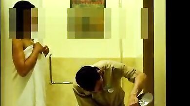 प्लंबर के सामने टॉवल गिराती रिच लेडी