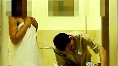 प्लंबर के सामने टॉवल गिराती रिच लेडी