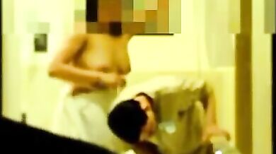 प्लंबर के सामने टॉवल गिराती रिच लेडी