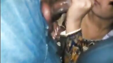 पाकिस्तानी बाजी ने कार में लंड चूस के चिकना किया