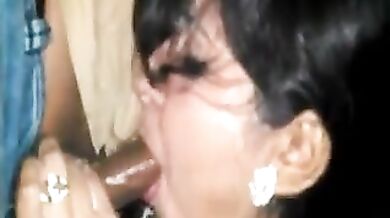 पाकिस्तानी बाजी ने कार में लंड चूस के चिकना किया