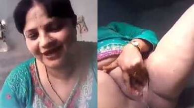 वेबकैम पर भोसडा दिखाया मच्योर देसी आंटी ने