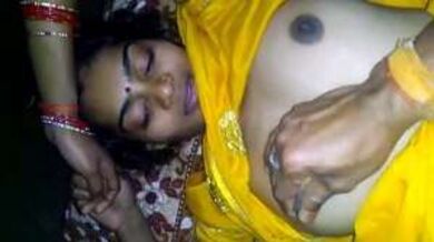 साडी वाली देसी भाभी के बूब्स मसल के चोदा