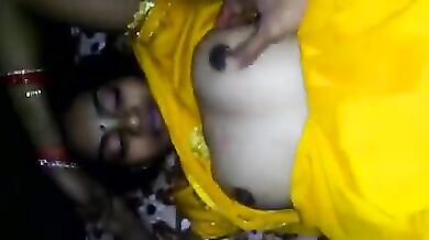 साडी वाली देसी भाभी के बूब्स मसल के चोदा