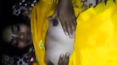 साडी वाली देसी भाभी के बूब्स मसल के चोदा