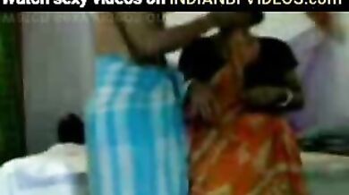 सेक्सी रीना भाभी को पडोसी ने चोदा रात में