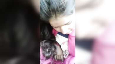 अपने गोरे बूब्स और चूत दिखाती लड़की