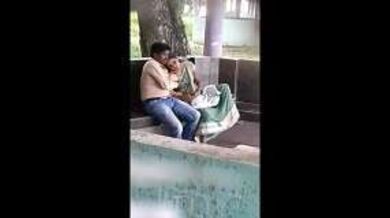 दिन दहाड़े पार्क में औरत ने दिया ब्लोजॉब