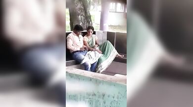 दिन दहाड़े पार्क में औरत ने दिया ब्लोजॉब