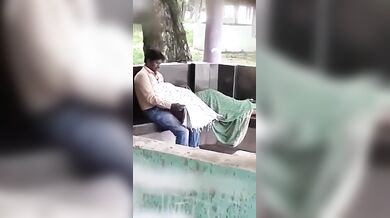 दिन दहाड़े पार्क में औरत ने दिया ब्लोजॉब