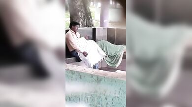 दिन दहाड़े पार्क में औरत ने दिया ब्लोजॉब