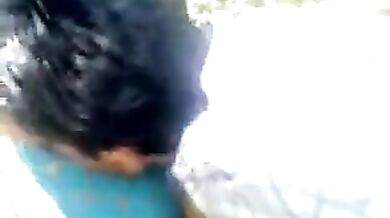 जंगल झाड़ियों में किसिंग, बूब्स प्रेसिंग का मजा लेते शहरी लवर्स