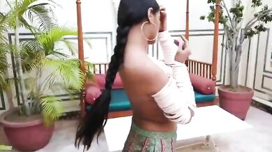 उन्नत स्तन पूनम पांडे का स्ट्रिपिंग डांस