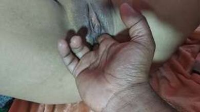 देसी गर्ल की चूत ऊँगली से चोदी