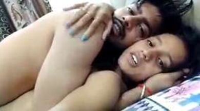 चुदते हुए खुद का वीडियो बनाती अतिउत्तेजित प्रेमिका