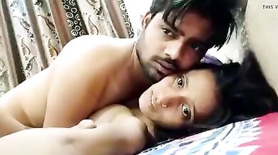 चुदते हुए खुद का वीडियो बनाती अतिउत्तेजित प्रेमिका