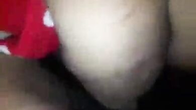 रमीला आंटी को ज़मीन पर लिटा कर चोदा