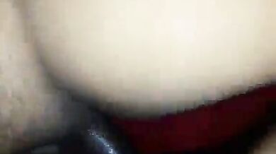 रमीला आंटी को ज़मीन पर लिटा कर चोदा