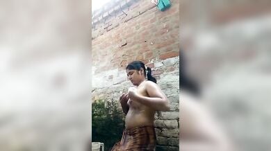 पड़ोसी दीदी ने बनाया बॉयफ्रेंड के लिए नंगा बाथरूम वीडियो