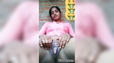 चिकनी चूत का हस्तमैथुन करती लड़की