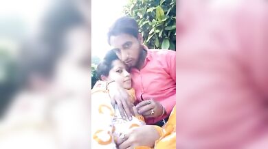 गर्लफ्रेंड के कमीज से बूब्स निकालकर चूसे