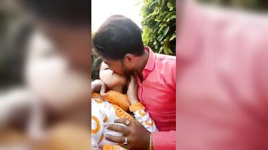 गर्लफ्रेंड के कमीज से बूब्स निकालकर चूसे