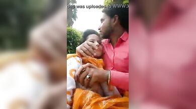 गर्लफ्रेंड के कमीज से बूब्स निकालकर चूसे