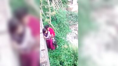 वॉल कंपाउंड की आड़ में चुदाई करता कपल