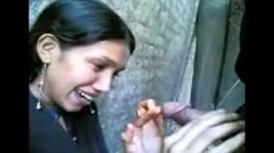 मजाकिया कॉलेज गर्ल ने दिया ब्लोजॉब का मजा