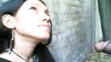 मजाकिया कॉलेज गर्ल ने दिया ब्लोजॉब का मजा