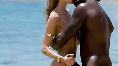 काले आदमी ने उठाकर चोदी दुबली लड़की