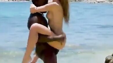 काले आदमी ने उठाकर चोदी दुबली लड़की