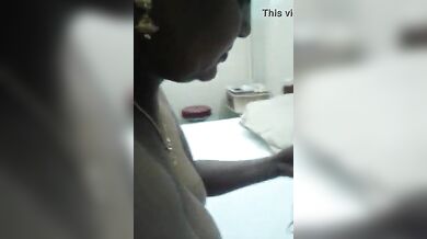 तमिल आंटी होटल में हुई नंगी