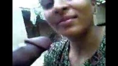 पंजाबी लड़की का आंगन में ब्लोजॉब