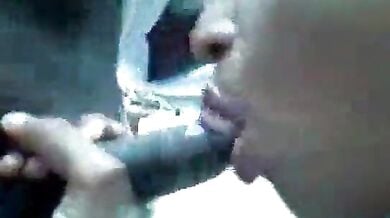 पंजाबी लड़की का आंगन में ब्लोजॉब