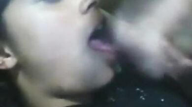 खूबसूरत लड़की के चेहरे पर माल उड़ेल दिया