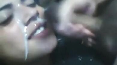 खूबसूरत लड़की के चेहरे पर माल उड़ेल दिया