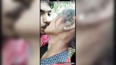 देहाती प्रेमियों का कपड़े उतार आउटडोर रोमांस