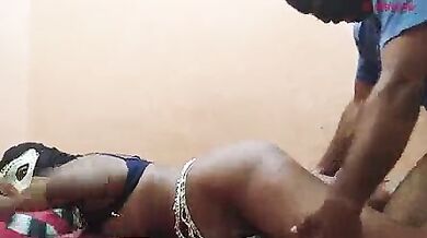 कामवाली को बीवी के कपडे पहना के चोदा